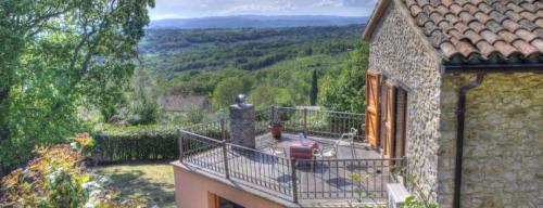 Vista della casa dalla piscina, con panorama