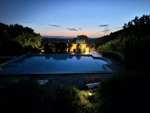 Piscina al tramonto
