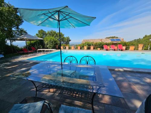 Piscina con tavolo