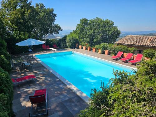 Piscina con lettini e ombrelloni